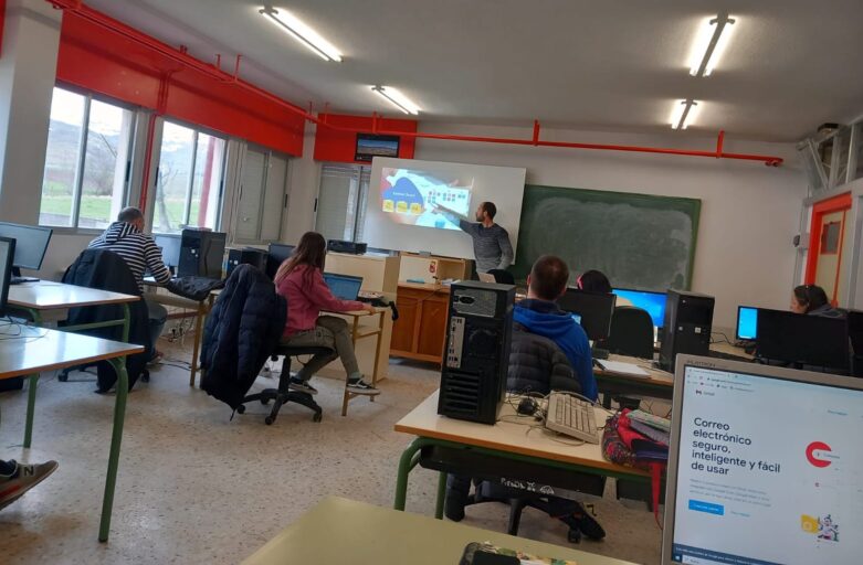 Formación en Competencias Digitales para Desempleados: Proyecto Lanzaderas de Empleo y Emprendimiento Solidario 2023 en Cantabria