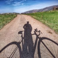Sombra sobre ruedas, bicicleta y naturaleza